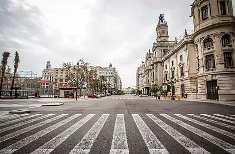 La Plaza del Ayuntamiento de Valencia, desierta. JOSÉ CUÉLLAR